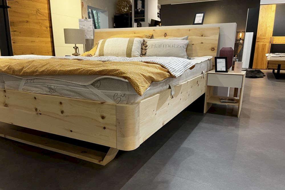 Detailansicht Bett Holzschmiede Swing in Zirbe massiv Eckverbindung rund