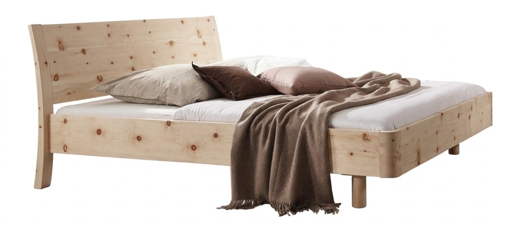 Detailansicht Bett Holzschmiede Swing in Zirbe massiv Detail Eckverbindung