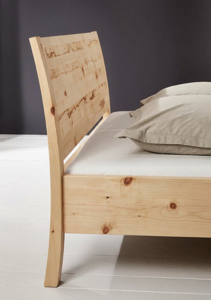 Detailansicht Bett Holzschmiede Swing in Zirbe massiv Detail geschwungenes Kopfteil