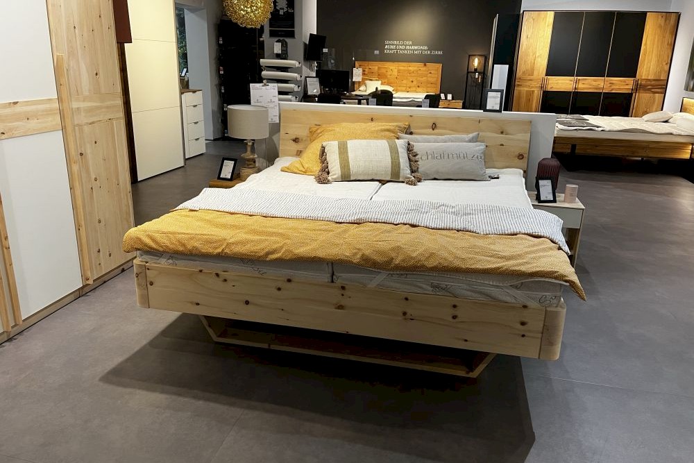 Detailansicht Bett Holzschmiede Swing in Zirbe massiv Untergestell mit Holzkufe