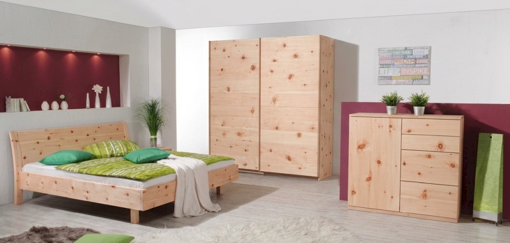 Bett Holzschmiede Swing in Zirbe massiv und Kleiderschrank mit Kommode in Zirbe massiv