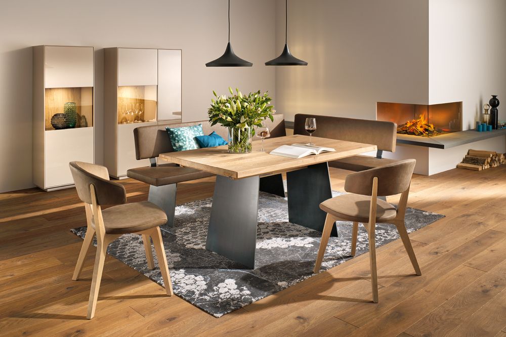 Anrei Puro Essgruppe mit Massivholztisch Asteiche und Wangen in Schwarzblech mit Bank und Stühlen
