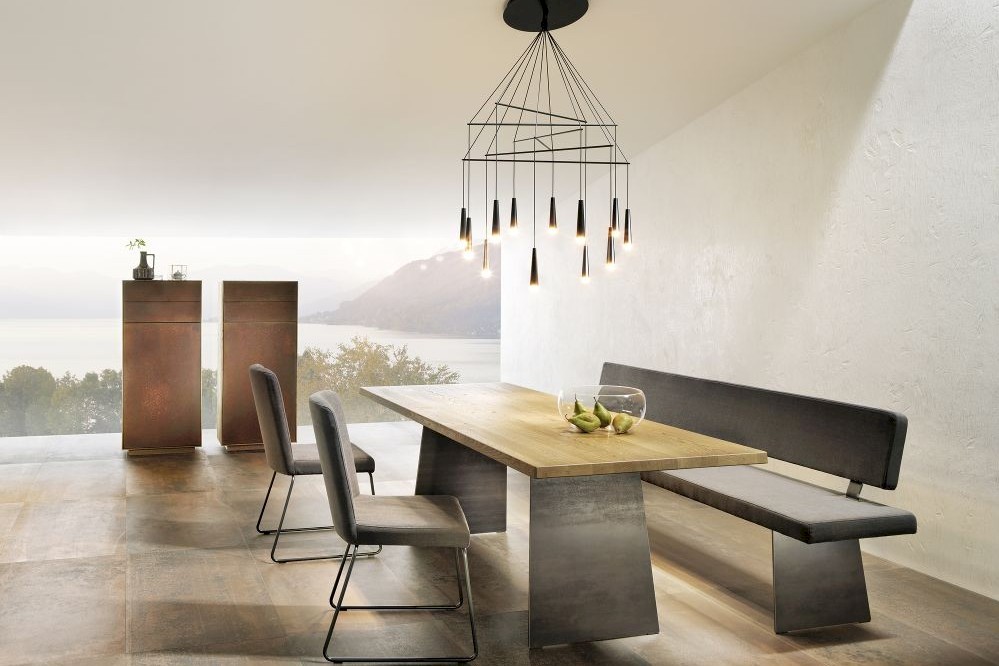 Anrei Puro Essgruppe mit Massivholztisch Asteiche und Wangen in Schwarzblech mit Bank und Stühlen