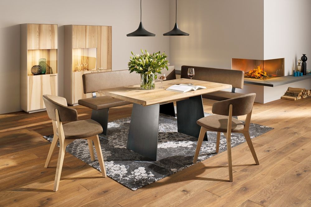 Anrei Puro Essgruppe mit Massivholztisch Asteiche und Wangen in Schwarzblech mit Bank und Stühlen