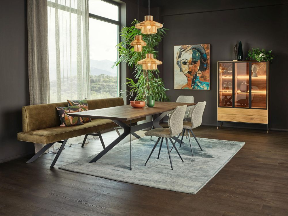 Anrei Vivo Massivholz Esstisch mit Metallgestell in Asteiche, Bank vivo und Vitrine puro
