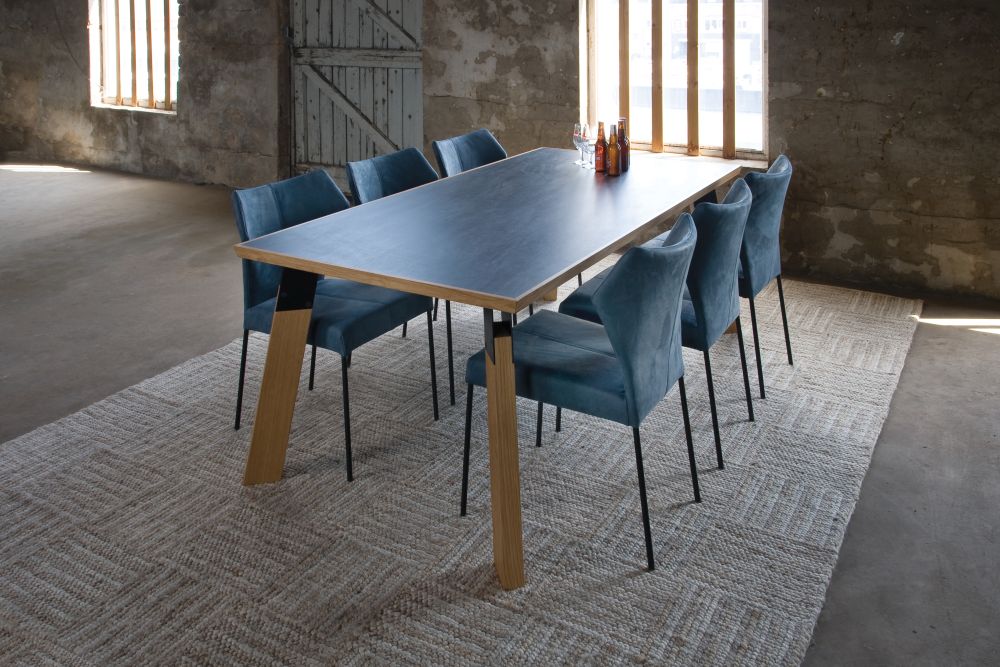 Stuhl Fly mit schmalen Metallfüssen am Tisch