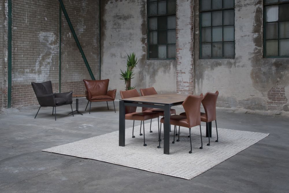 Stuhl Fly mit schmalen Metallfüssen am Tisch