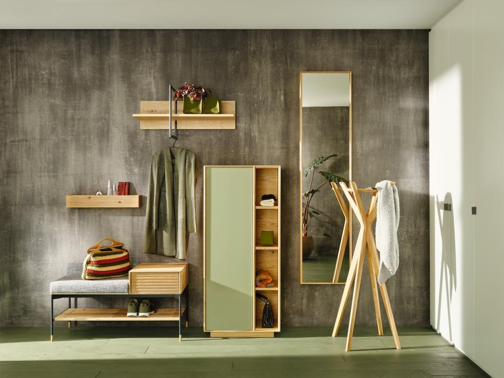Lina Garderobe als komplette Flurlösung mit Garderobenpaneel, Sitzbank und Spiegel in Holzoptik bei Möbel Grollmus in Germering