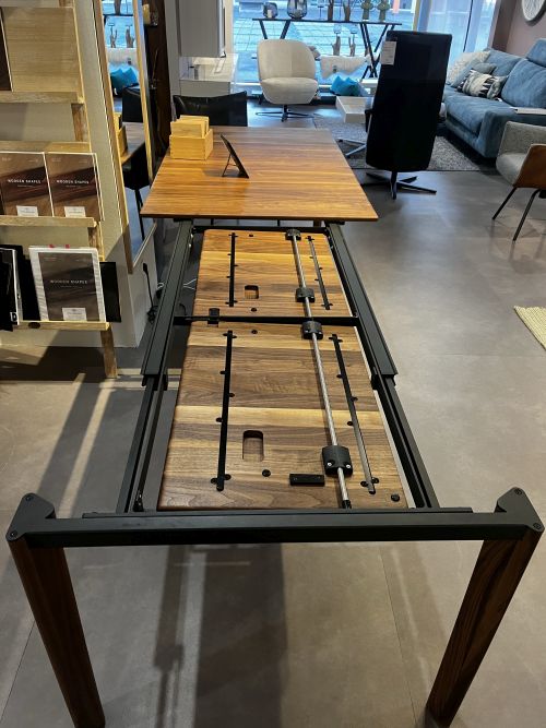 Rodam Tisch David soft mit gesofteten Kanten und Profilen und Gestell-Auszugssystem in Nussbau massiv