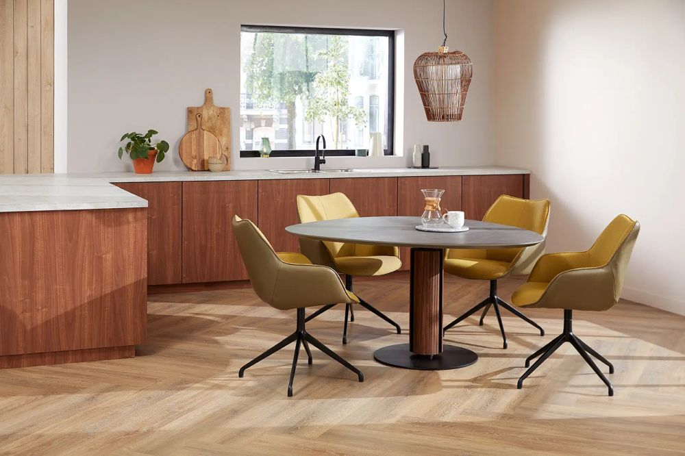 Designer Esstisch Steely mit Platte eiförmig in HPL mit Stuhl Kiq