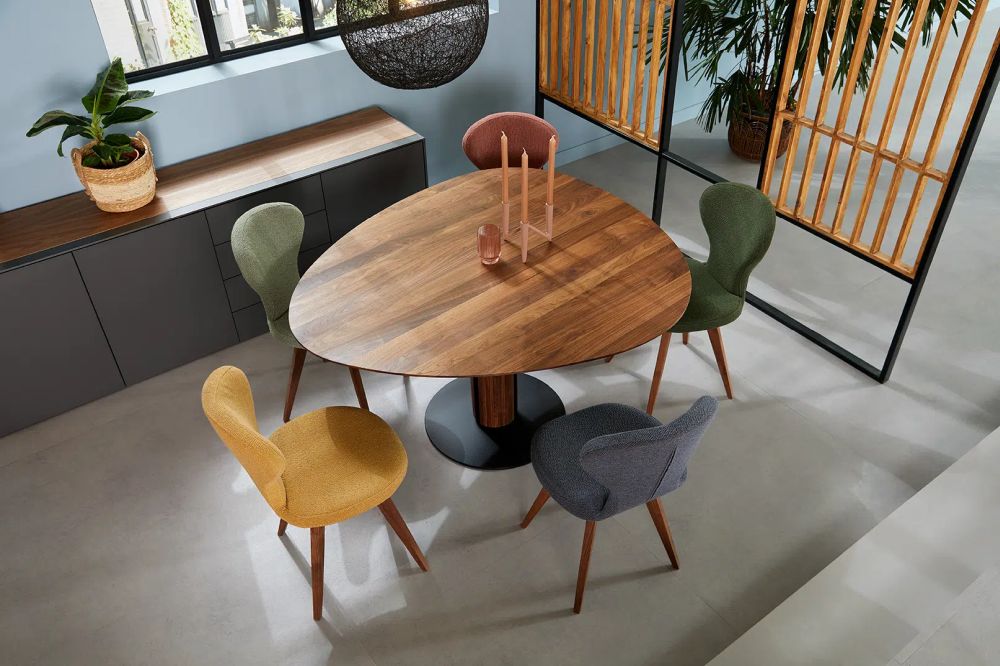 Designer Esstisch Steely mit Platte eiförmig in Nussbaum massiv