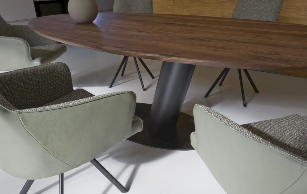 Designer Säulentisch Libra mit Platte oval in Nussbaum massiv und Untergestell in schwarz