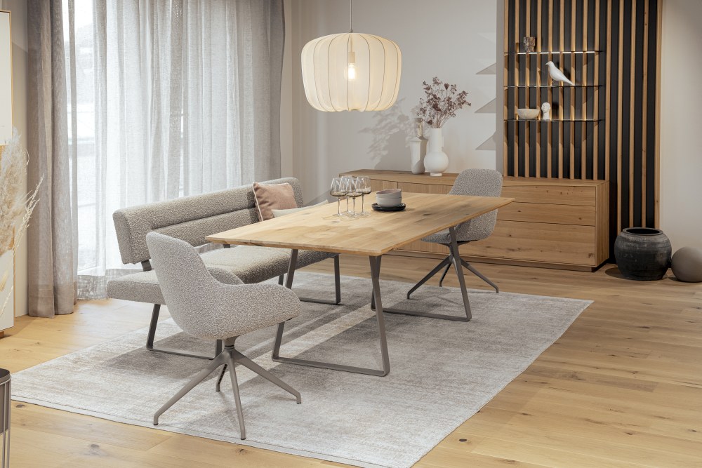 Anrei Miro Essgruppe in Massivholz mit Bank und Stühlen, Tisch mit Metallkufen schwarz