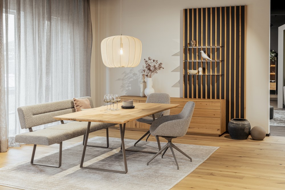 Anrei Miro Essgruppe in Massivholz mit Bank und Stühlen, Tisch mit Metallkufen schwarz