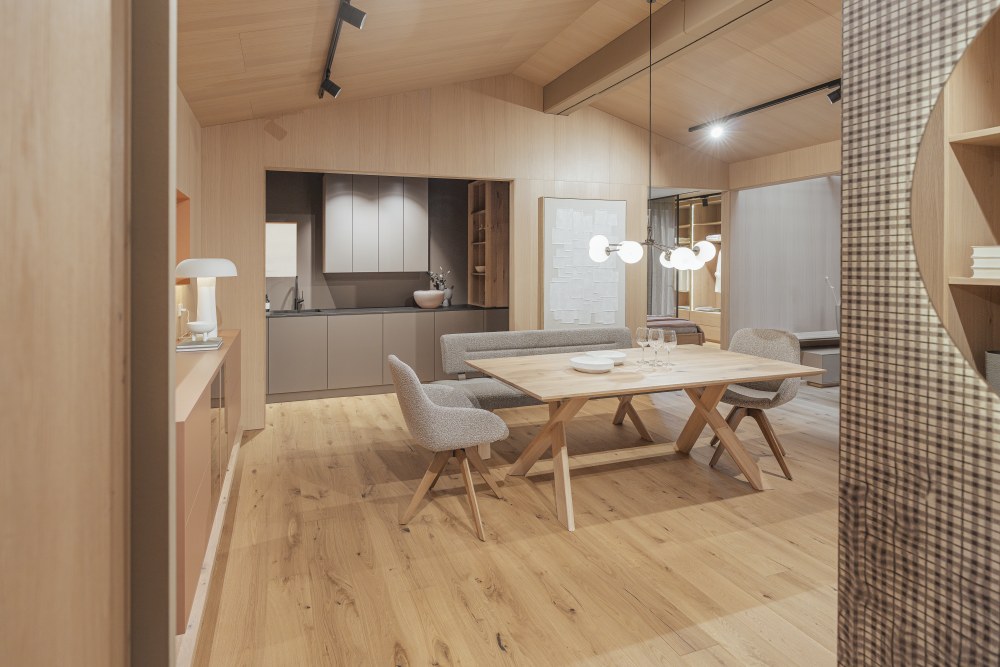 Anrei Miro Essgruppe in Massivholz mit Bank und Stühlen