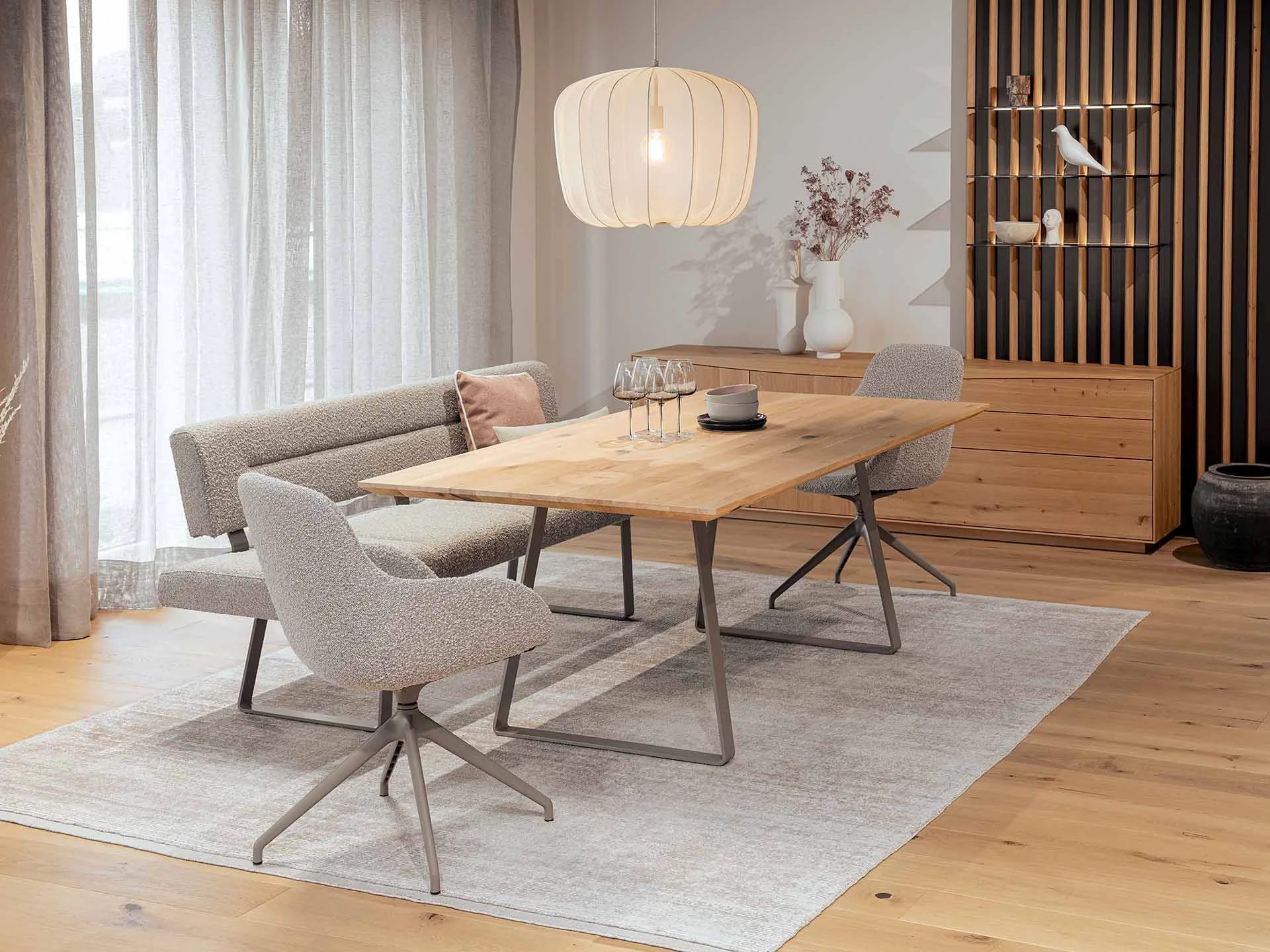 Anrei Miro Essgruppe mit Miro Tisch mit Metallkufe, Bank Miro und Miro Stühlen