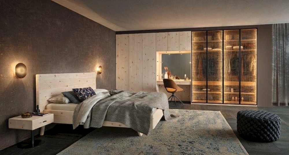 Anrei Ruum Kleiderschrank nach Maß in Zirbe weiß geölt mit Schminktisch und Glasfronten und Bett Sol