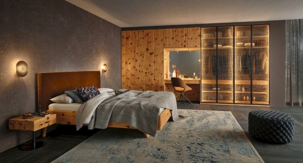 Anrei Ruum Kleiderschrank nach Maß in Zirbe natur mit Schminktisch und Glasfronten und Bett Sol