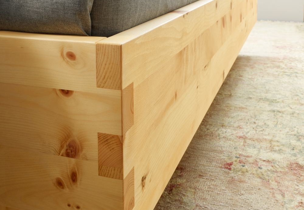 Anrei Paso Bett in Zirbe massiv metallfrei, Detailansicht Eckverbindung