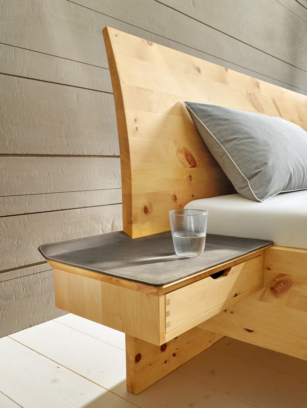 Anrei Paso Bett in Zirbe massiv metallfrei, Kopfteil mit integrierten Ablagen mit Lederauflage, Detailansicht Ablage