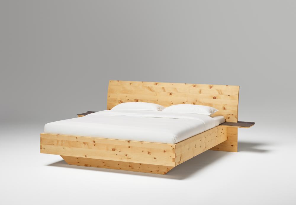 Anrei Paso Bett in Zirbe massiv metallfrei, Kopfteil mit integrierten Ablagen mit Lederauflage