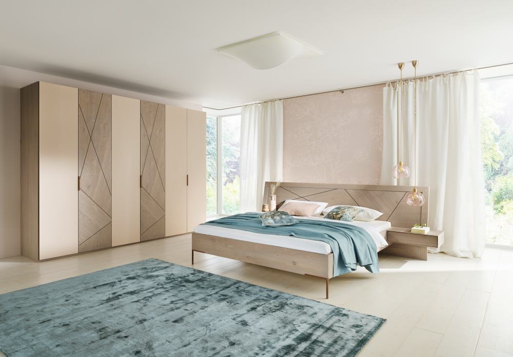 Anrei Leno Schlafzimmer in Zirbe mit Doppenbett Leno in Zirbe massiv und Kleiderschrank Zirbe mit Farbglas beere