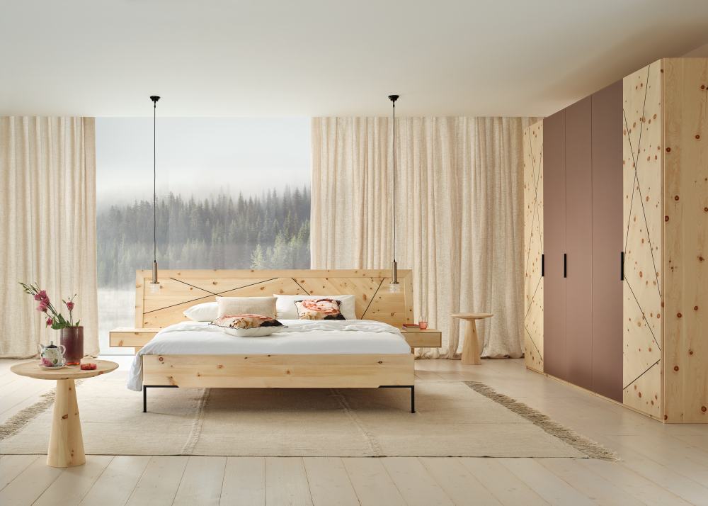 Anrei Leno Schlafzimmer in Zirbe mit Doppenbett Leno in Zirbe massiv und Kleiderschrank Zirbe mit Farbglas beere