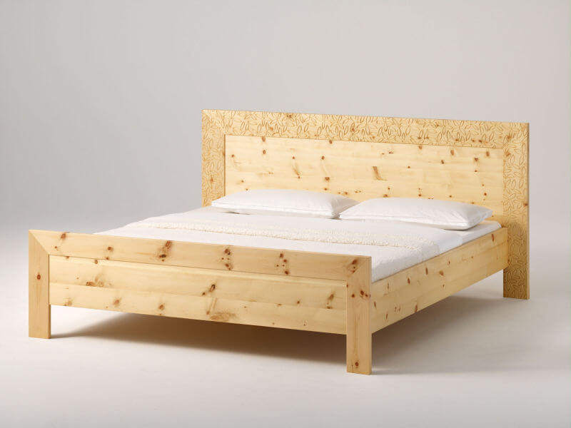 Anrei Rio Bett in Zirbe massiv mit Blumenornamentfräsung im Kopfteil