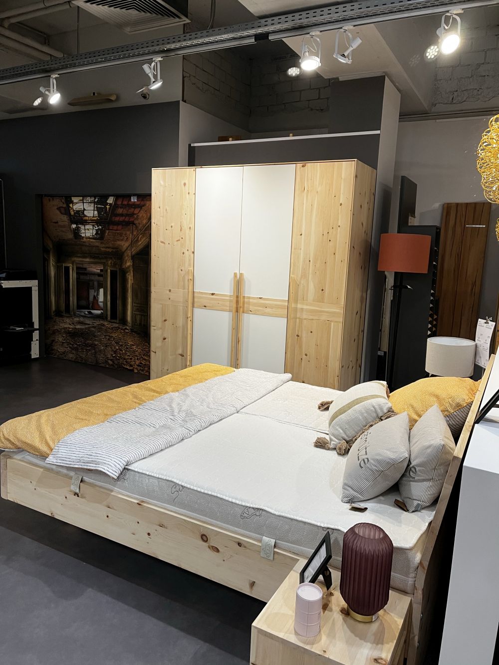 Holzschmiede Jaso Kleiderschrank in Zirbe massiv mit Fronten in Farbglas und Bauchbinde
