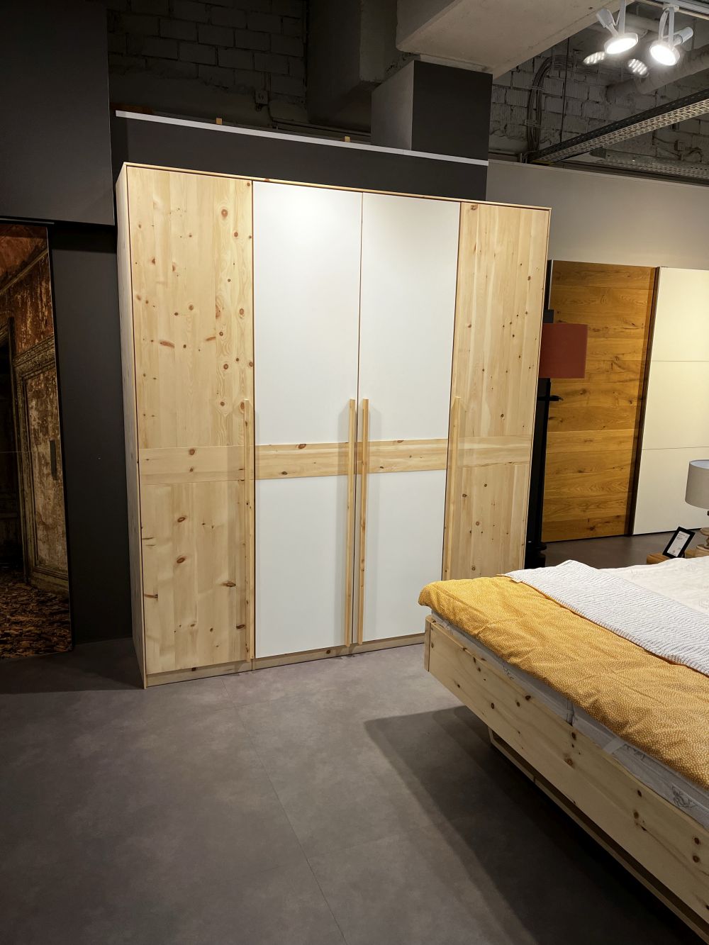 Holzschmiede Jaso Kleiderschrank in Zirbe massiv mit Fronten in Farbglas und Bauchbinde