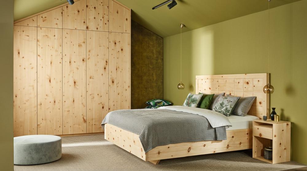 Anrei Schlafzimmer in Zirbe massiv mit Schrank in Dachschräge und Doppelbett