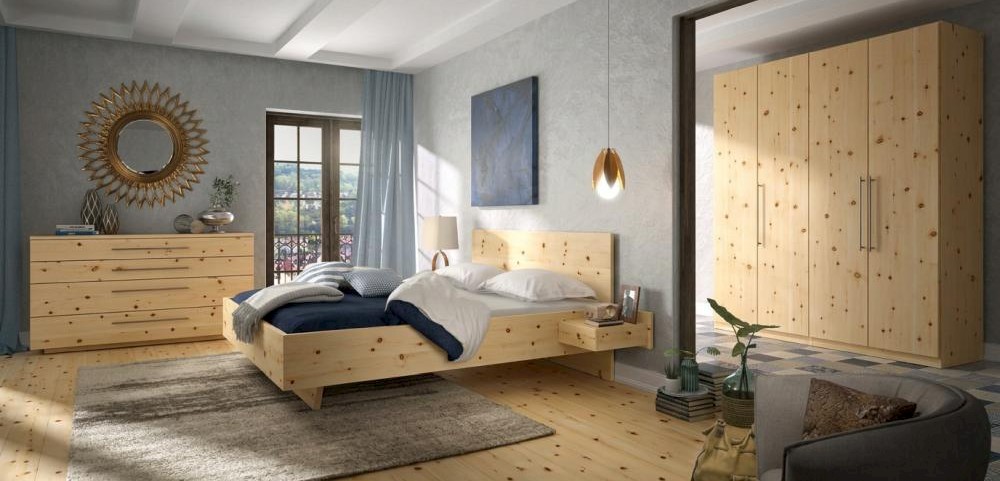 Bett Holzschmiede Signum mit geradem Kopfteil in Zirbe massiv metallfrei und hängenden Laden sowie Kleiderschrank