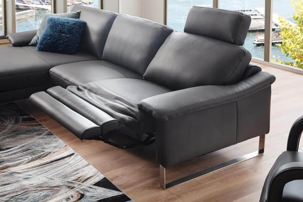 Activineo Bionda Relaxsofa mit Wallfree-Funktion in dunkelgrauem Leder.