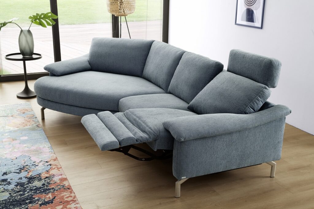 Ecksofa Bionda mit Relaxfunktion in grauem Stoffbezug und Kopfstütze.