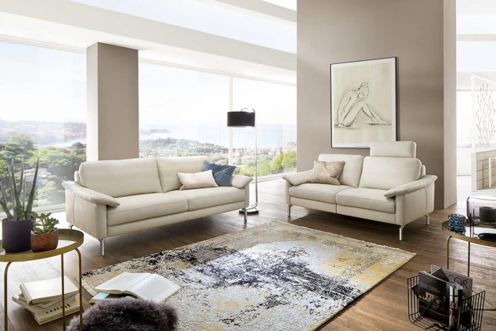 Activineo Bionda Sofas in cremefarbenem Leder mit schlanken Metallfüßen.