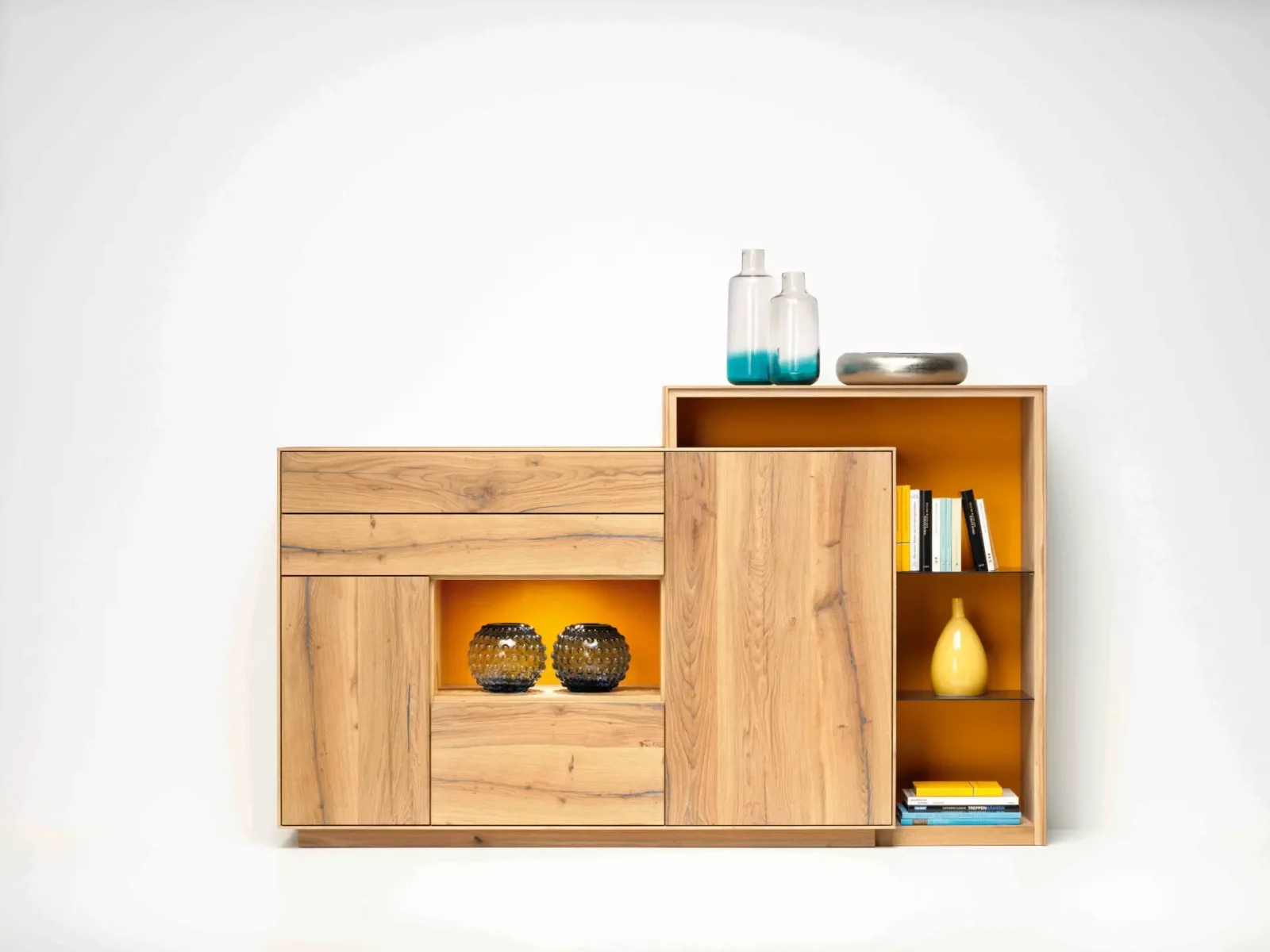 Anrei Puro Sideboard aus Balkeneiche, weiß geölt, mit offenen Regalfächern.