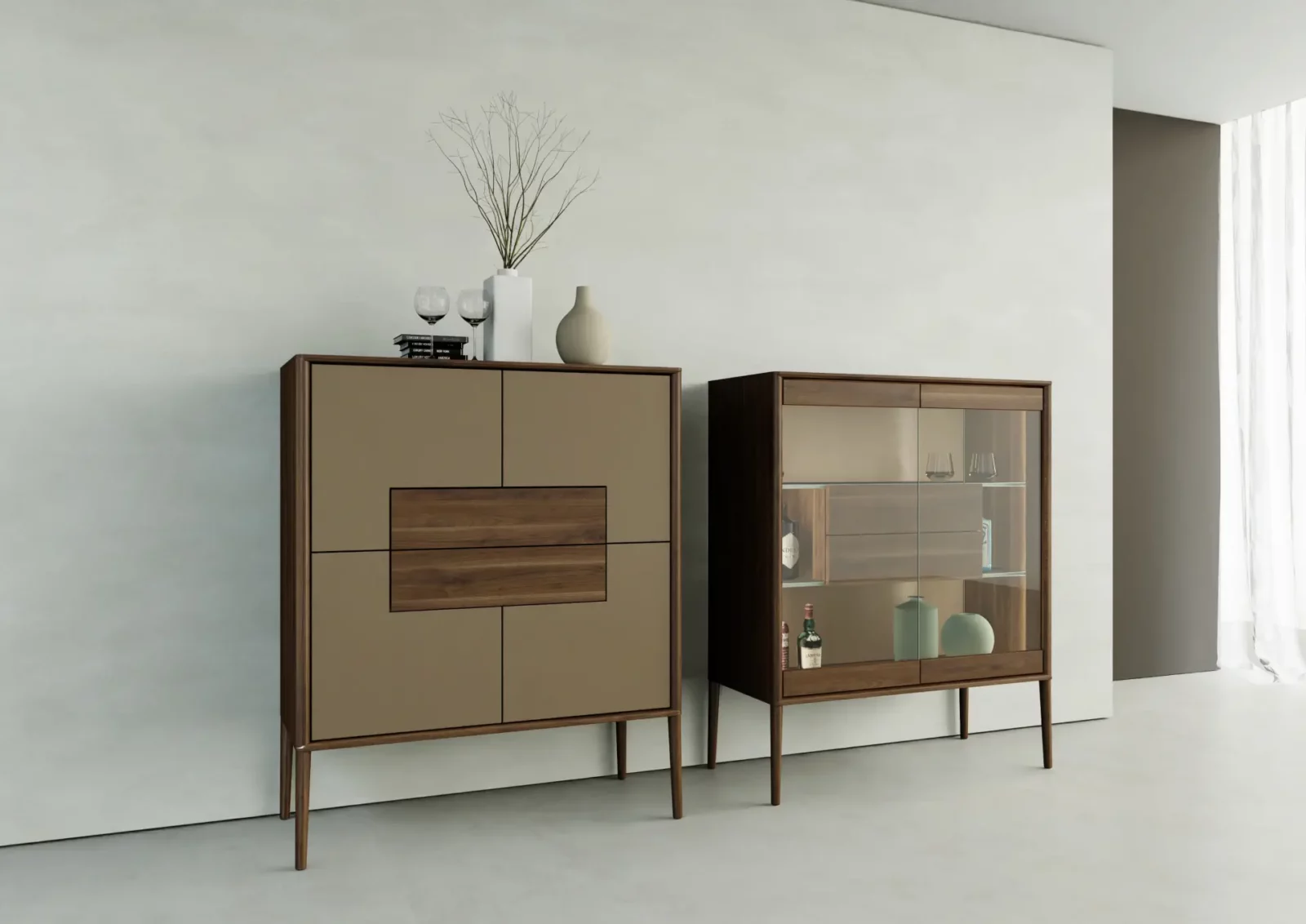 Anrei JUNA Highboard in Holzoptik mit Glas- und Holzelementen.