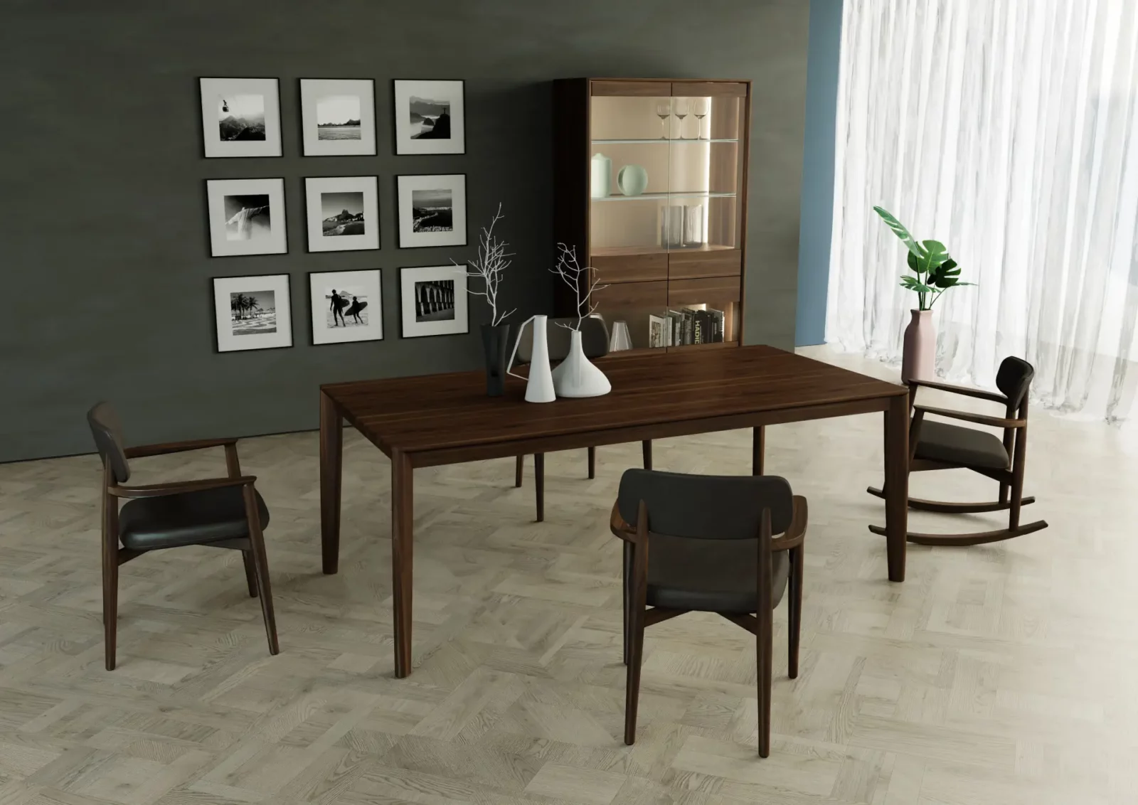 Anrei JUNA Esstisch aus dunklem Holz mit passendem Vitrinenschrank.