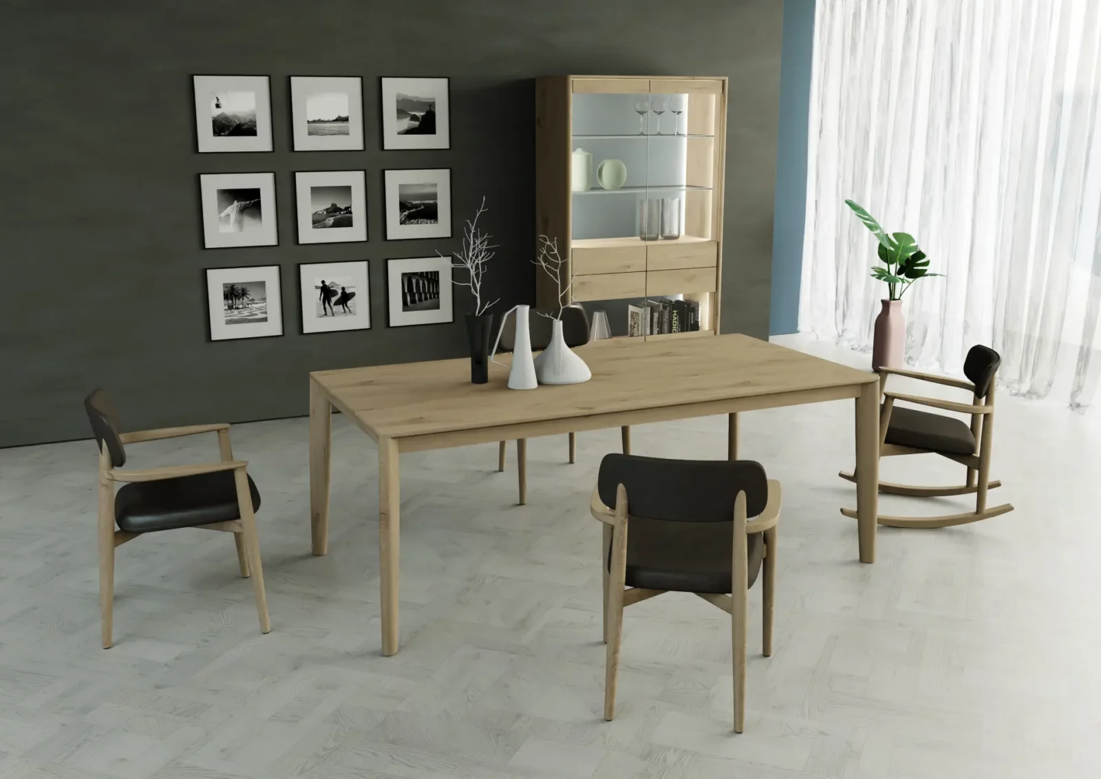 Anrei JUNA Esstisch aus hellem Holz mit passenden Stühlen.