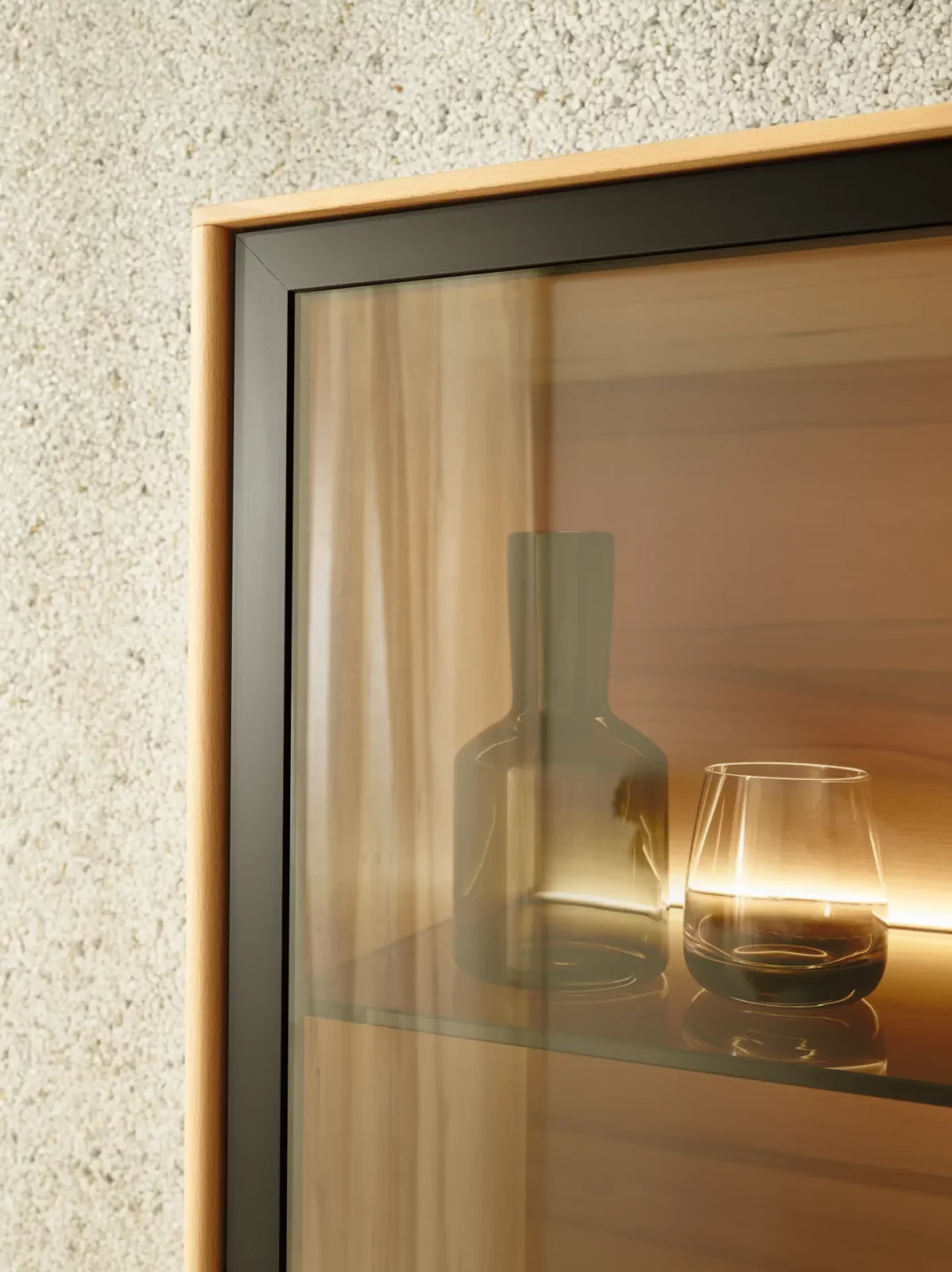 Anrei Lina Vitrine mit Metallrahmen und Glastür, Holzdetails sichtbar.