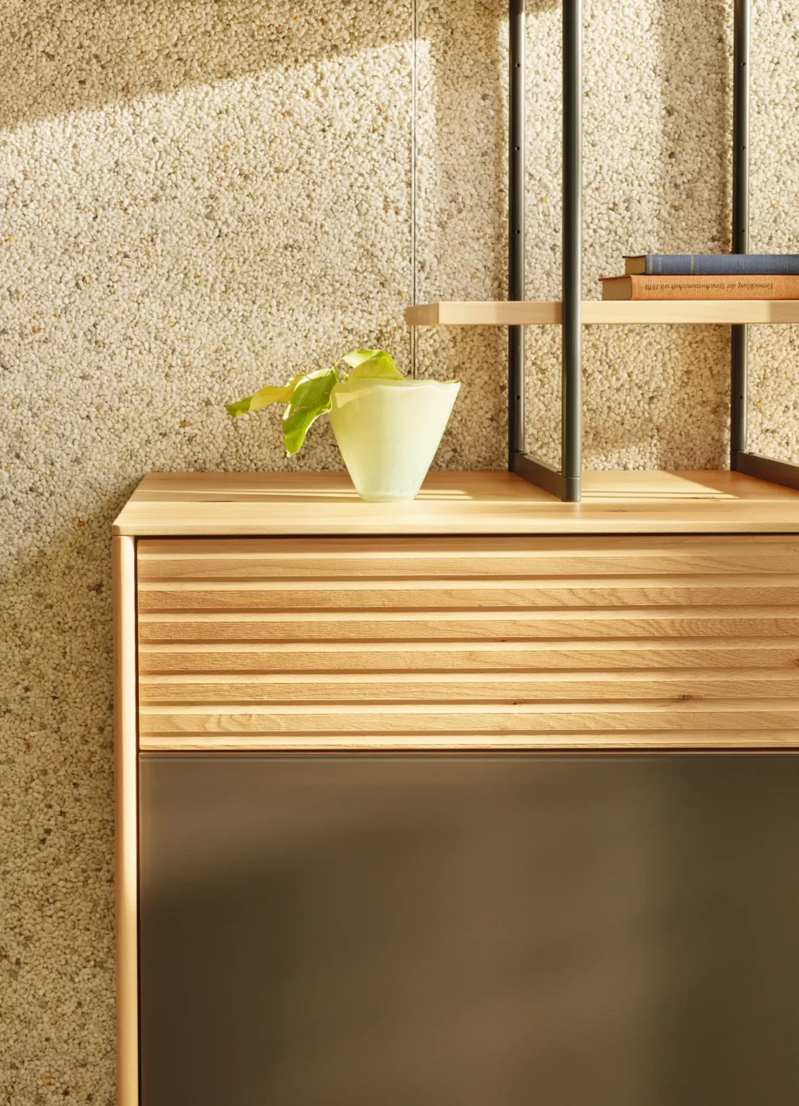 Anrei Lina Sideboard mit Rillenfront, Holz und dunkler Frontplatte.