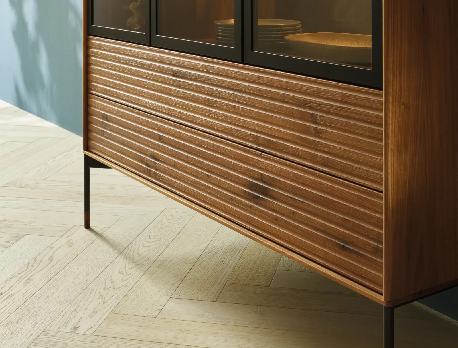 Anrei Lina Sideboard mit Rillenfront aus Nussbaumholz und schwarzen Metallbeinen.