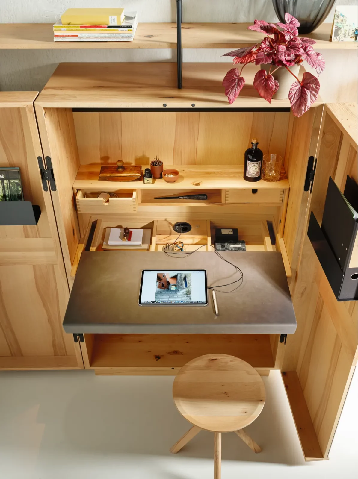 Anrei Lina Homeofficeschrank aus hellem Holz mit ausklappbarem Tisch.