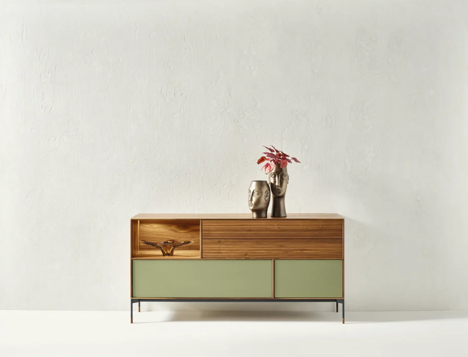 Anrei Lina Sideboard aus Astnuss natur geölt mit salbeifarbenen Glaselementen.