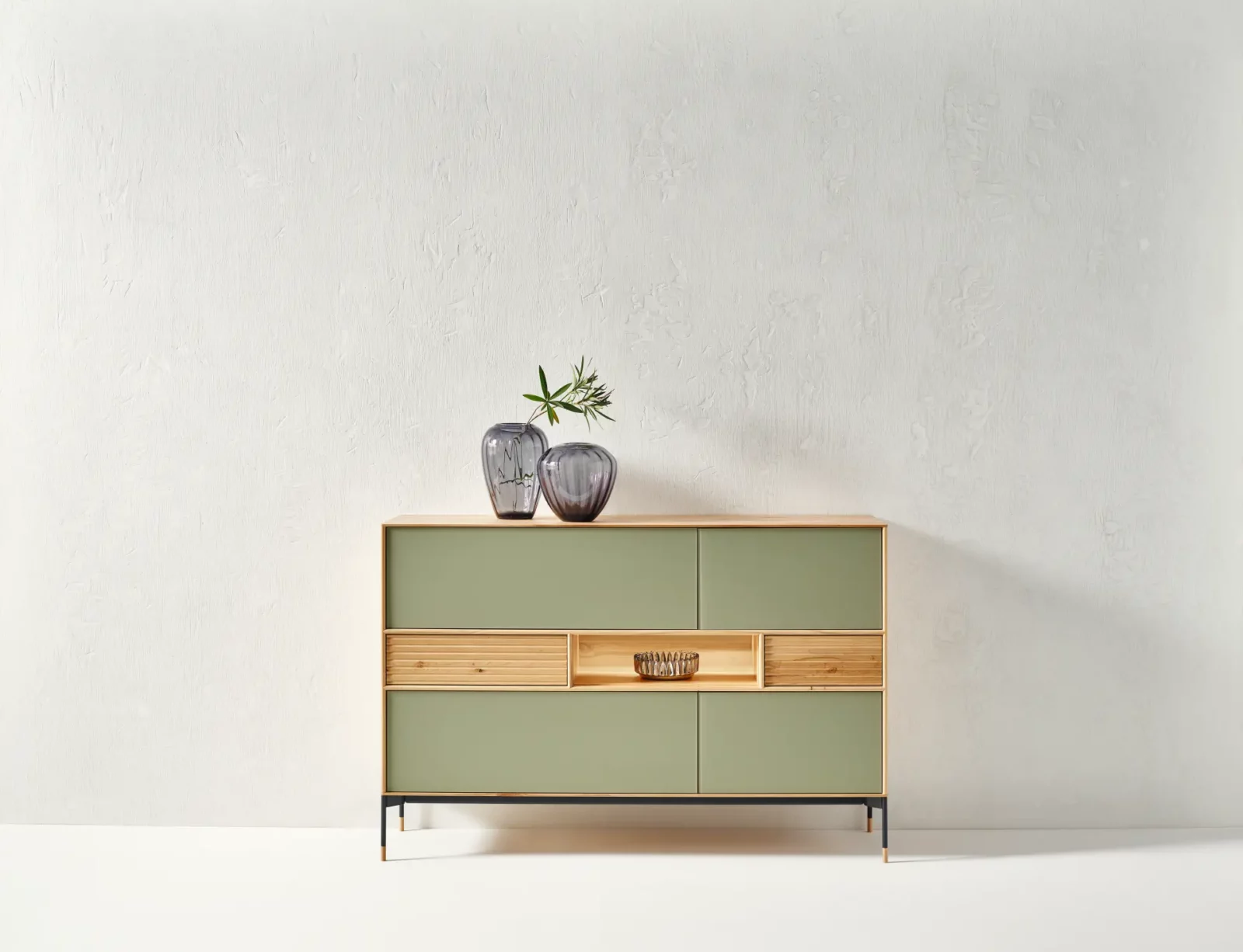 Anrei Lina Sideboard in Naturbuche, hell geölt, mit salbeigrünen Fronten.