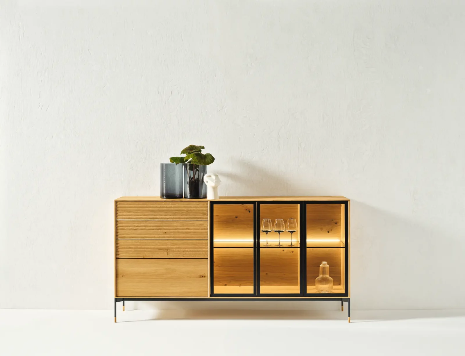 Anrei Lina Sideboard aus Asteiche natur geölt mit Glastüren.