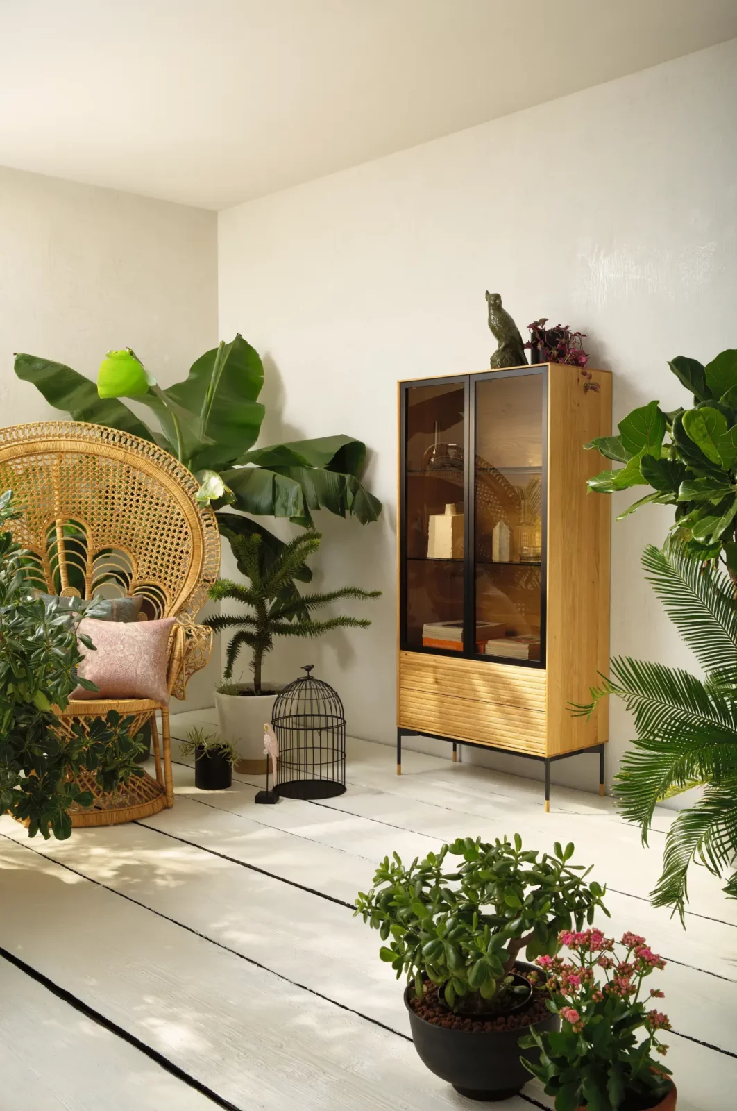 Anrei Lina Vitrine aus Asteiche, natur geölt, mit Glastüren.