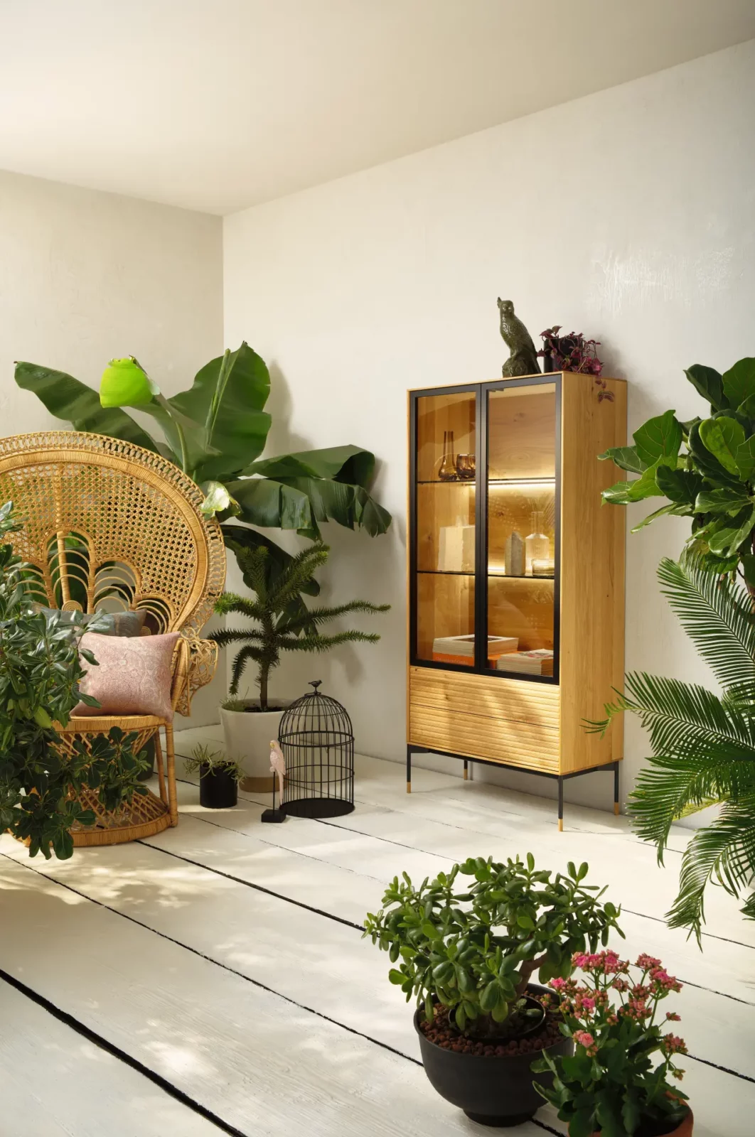 Anrei Lina Vitrine aus Asteiche natur geölt mit Glastüren.