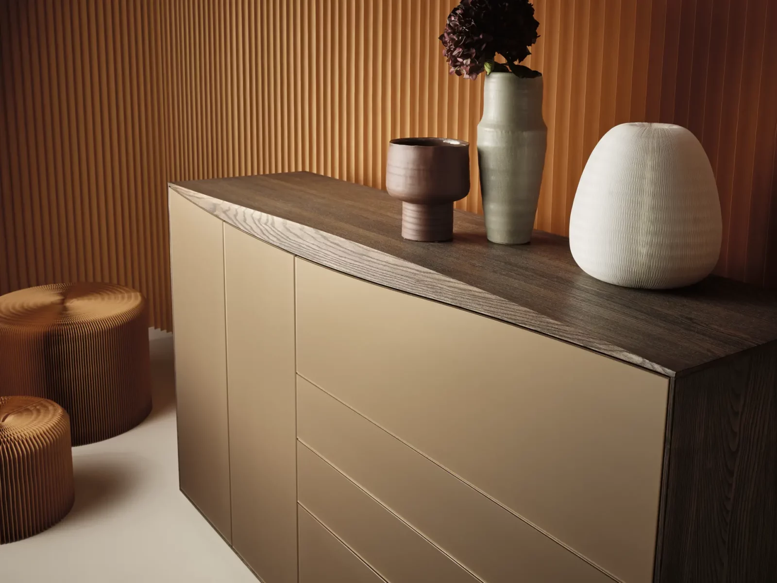 Anrei Puro Wave Sideboard mit Holzoberfläche und glatten, beigen Fronten.