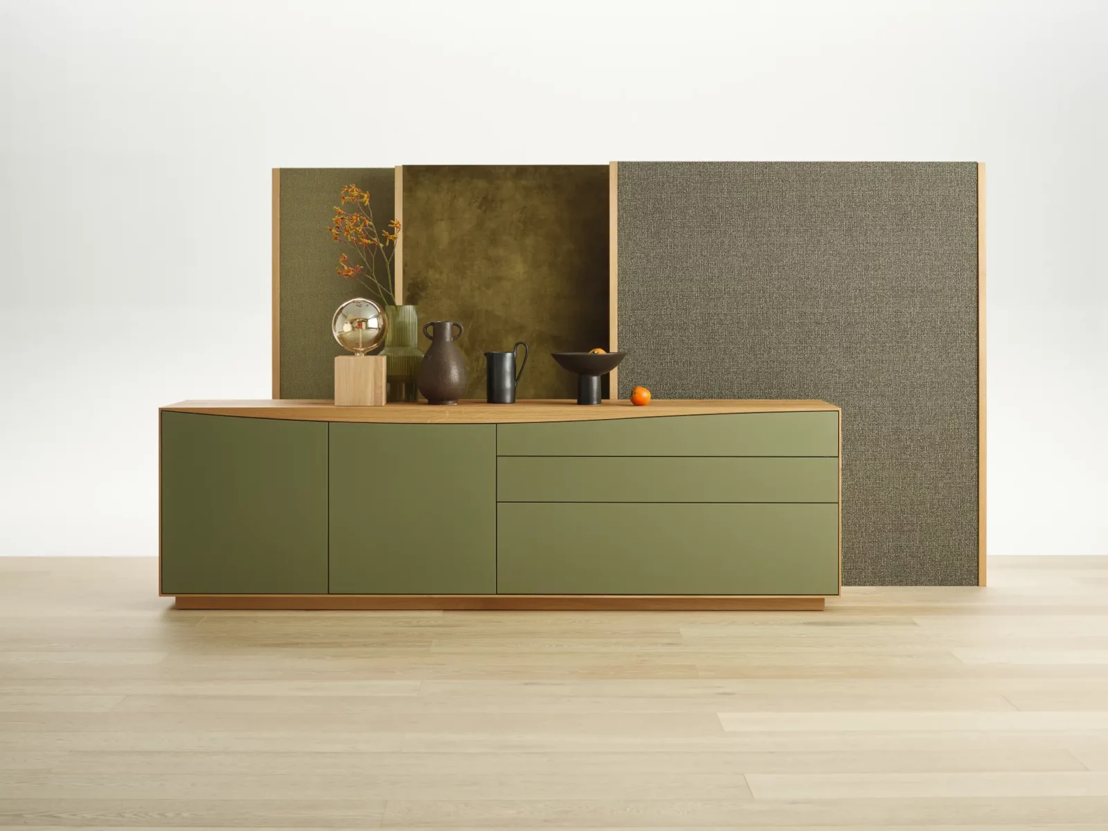 Anrei Puro Wave Sideboard in Olivgrün mit Holzdetails und klaren Linien.